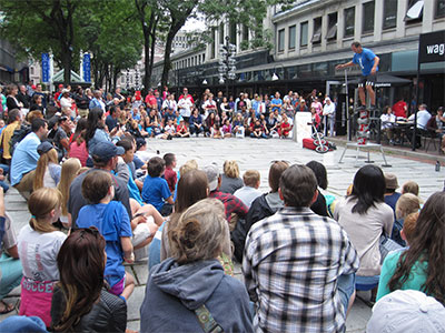 Amuseur public près du Quincy Market à Boston